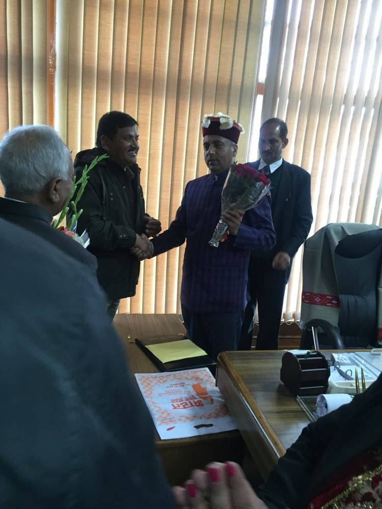 नगेन्द्र सिंह रावल (Nagendra Singh Rawal): पुष्प-गुच्छ भेंट