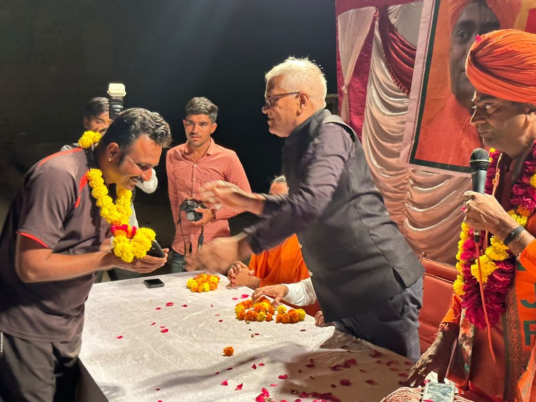 नगेन्द्र सिंह रावल (Nagendra Singh Rawal): रात्रिकालीन सभा के मंच पर माल्यार्पण से अभिनन्दन