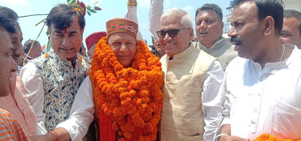 नगेन्द्र सिंह रावल (Nagendra Singh Rawal): हिमाचली टोपी व माल्यार्पण के साथ स्वागत
